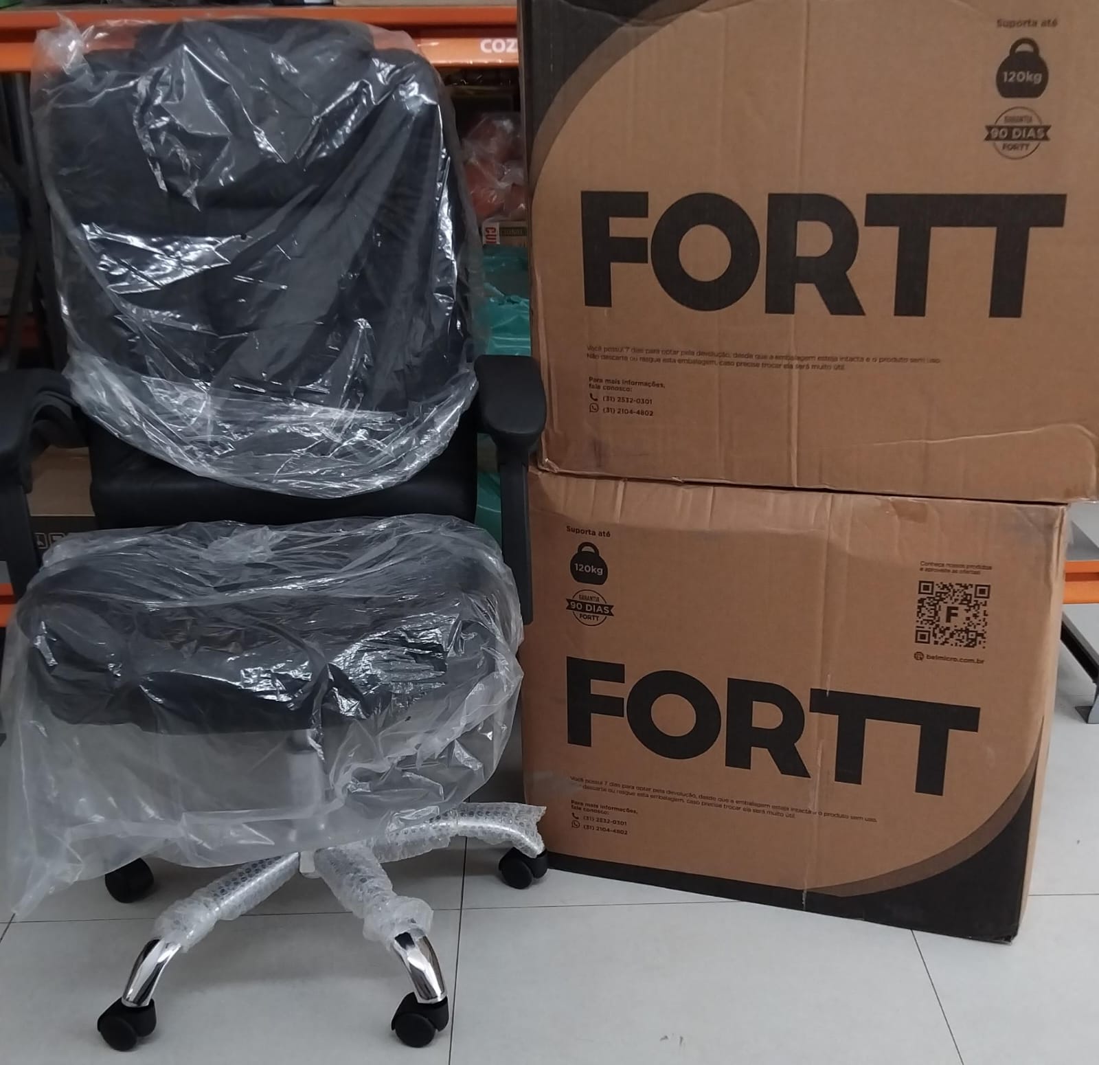 Cadeira presidente couro sintético com ajuste de encosto e altura - preto e marrom